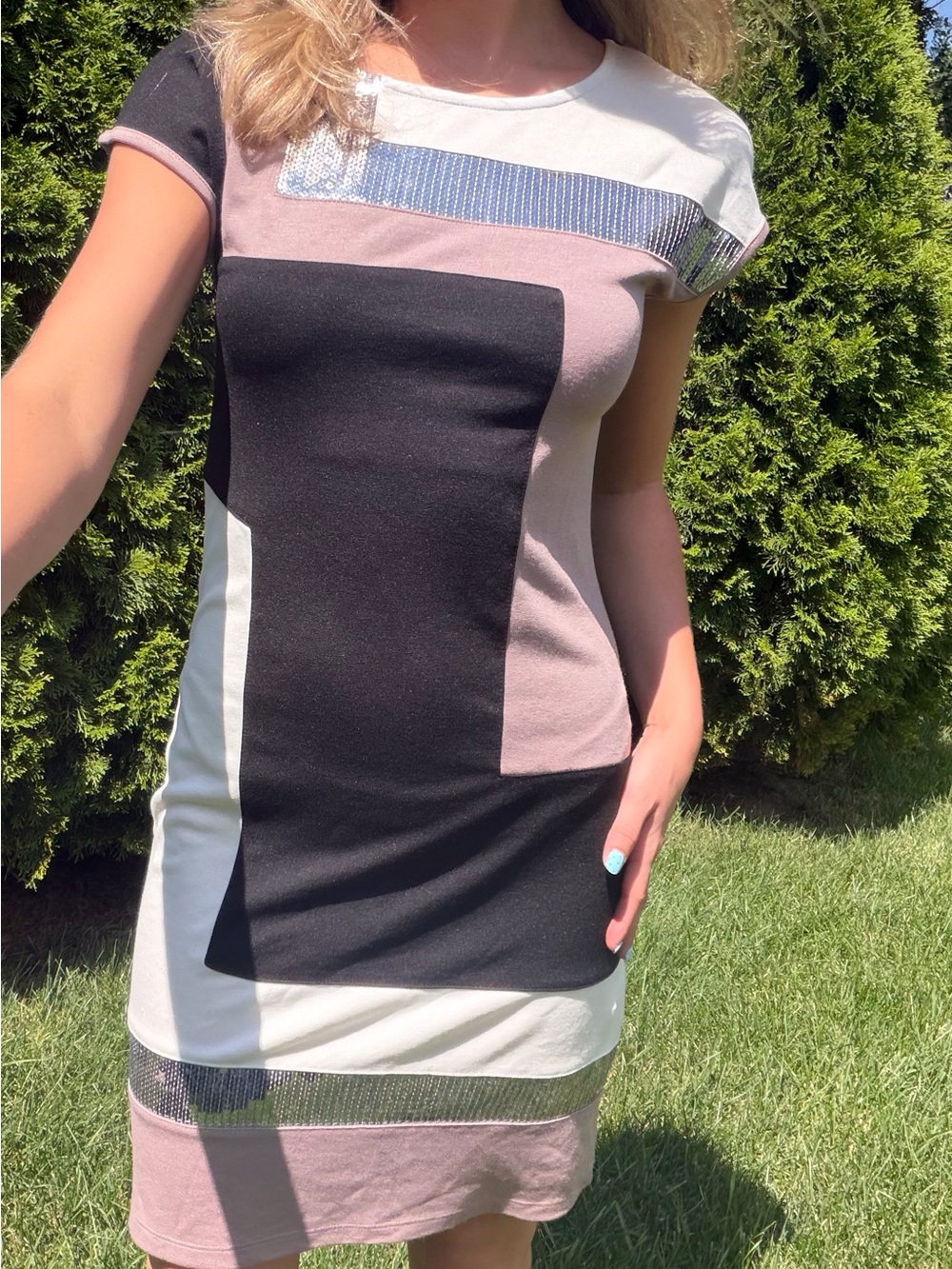 Colorblock Short Sleeve Shift Dress in Black, Blush & White